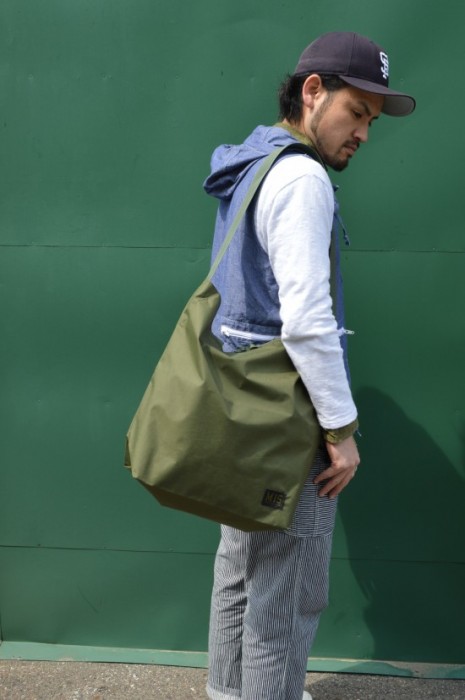 WATERPROOF CARRYING BAG