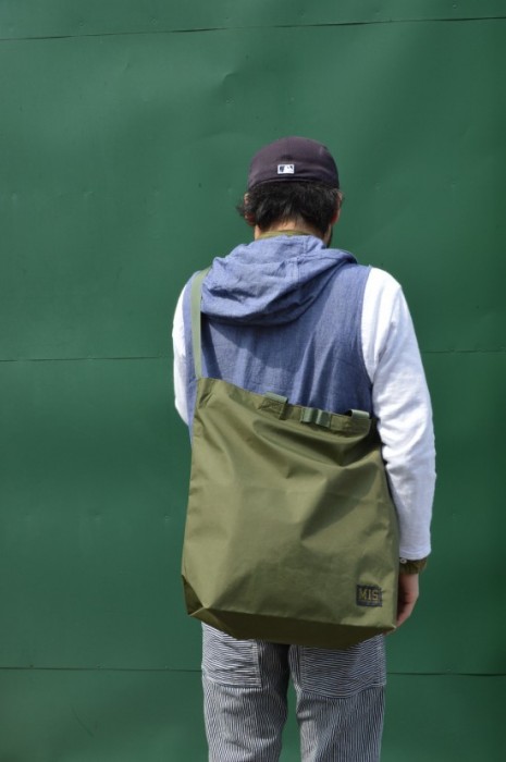 WATERPROOF CARRYING BAG