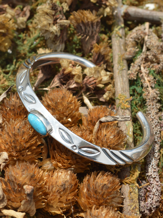 BR-0108 TRIANGLE TAPERED END BRACELET (TURQUOIS)