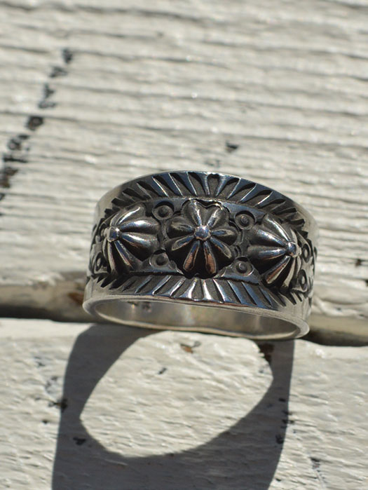 【Edison Sandy Smith】　Embossed and Stamped Ring