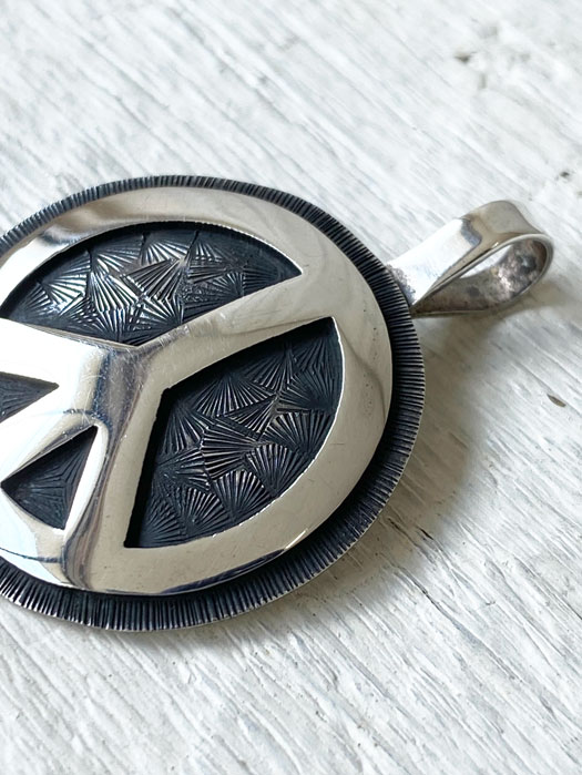 【Fernand Puhuhefvaya】 Overlay Peace symbols Pendant