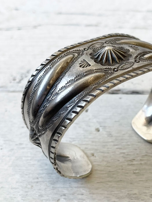 SHELL WIDE BRACELET (LEAF REPPOUSE) (Discontinued)